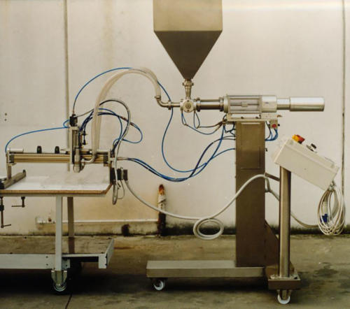 Dosatrice volumetrica pneumatica DOSATORE BICILINDRICO CON OTTURATORI  IN MOVIMENTO PER CONFEZIONATRICE LINEARE